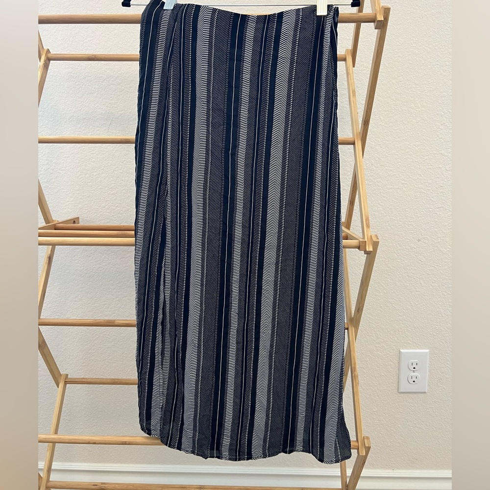 Skirt with high side slit